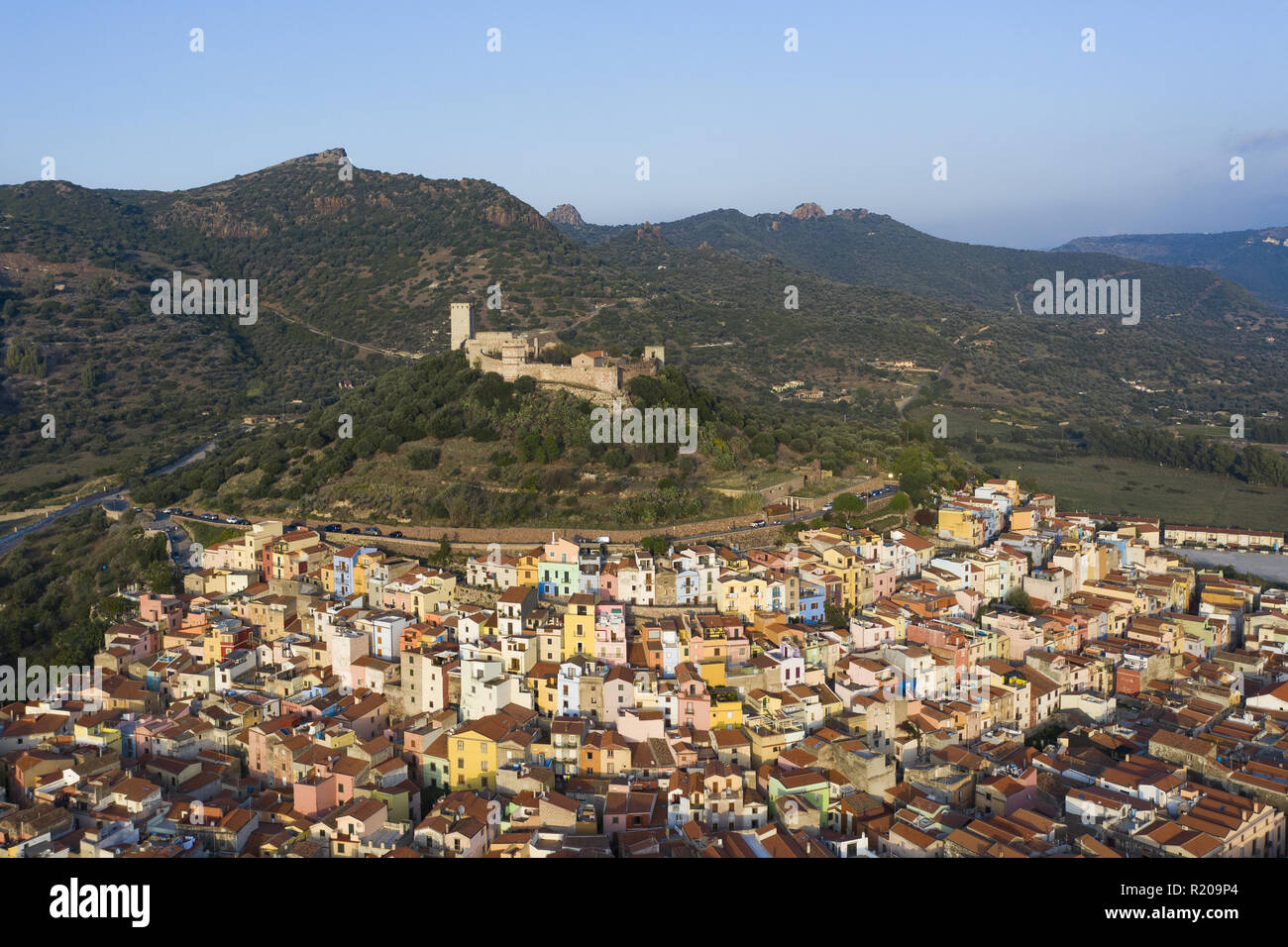Vista aerea del bellissimo borgo di Bosa con case colorate. Bosa è situata nel nord-ovest della Sardegna, Italia. Foto Stock