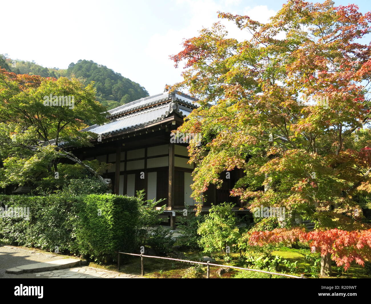 I giardini e pagode di Jojakkoji tempio Buddista offrono un tranquillo rifugio dal caos turistico nel distretto di Arashiyama di Kyoto. Foto Stock