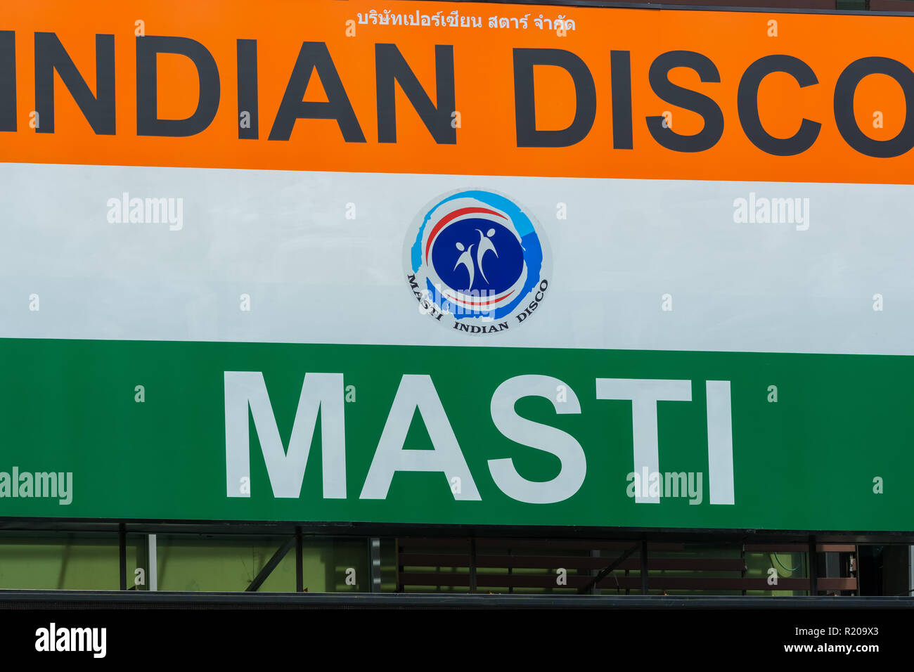 PATTAYA,THAILANDIA - OTTOBRE 15,2018:Walking Street Questa è la discoteca indiano Masti.Ci sono molti ristoranti indiani e club della citta'. Foto Stock