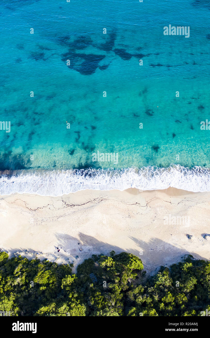 Vista aerea di un sorprendente wild spiaggia bagnata da un trasparente e mare turchese. Sardegna, Italia. Foto Stock