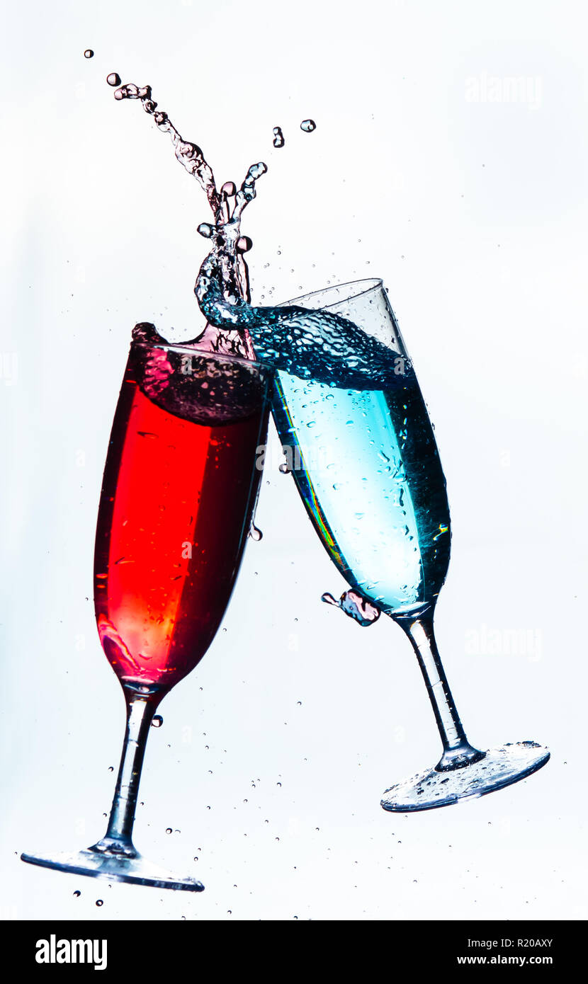 Splash colorate in vetro di champagne isolato su sfondo bianco Foto Stock