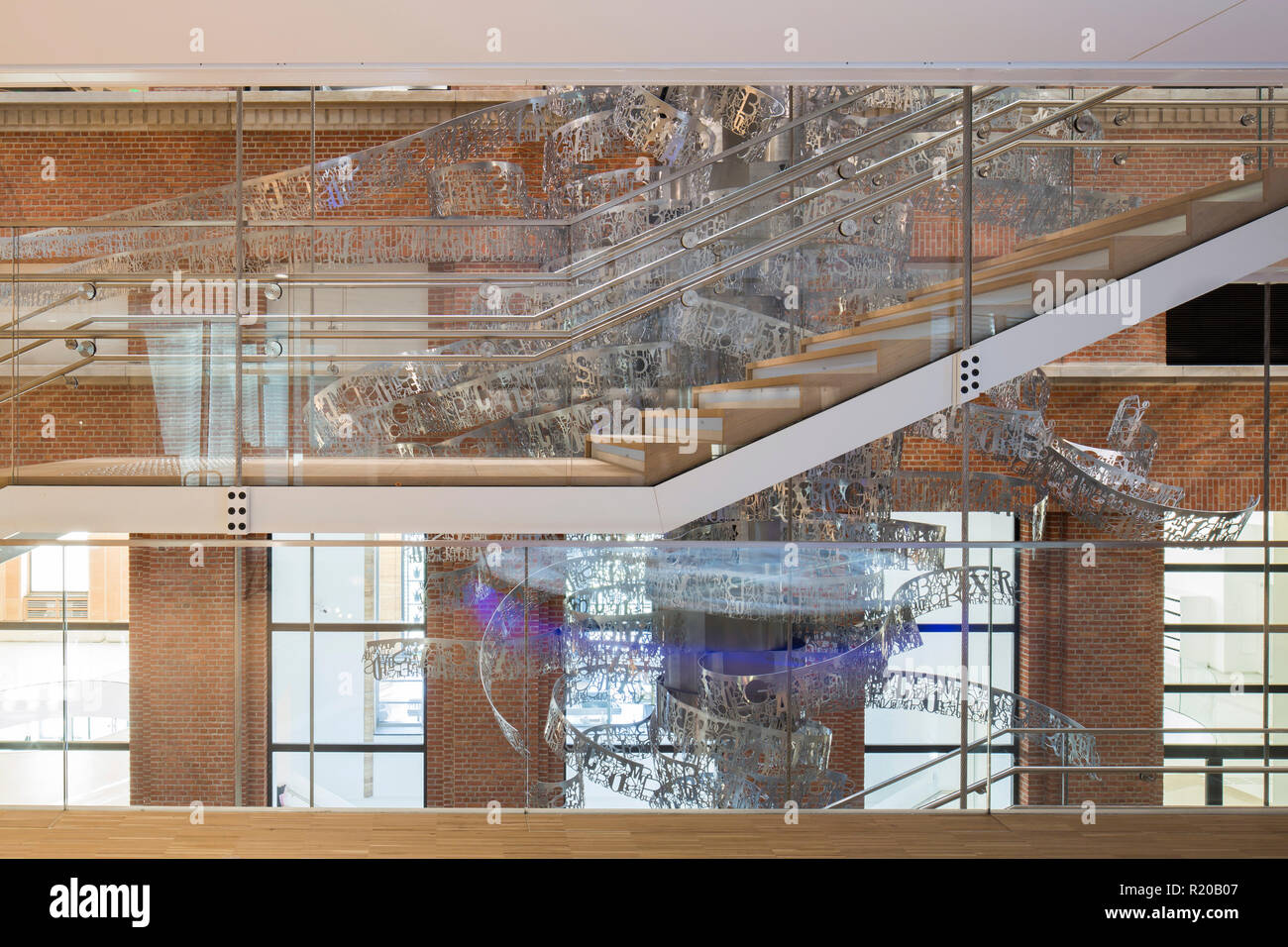 Vista in elevazione laterale della scalinata e la scultura di metallo. Casa della storia europea, Bruxelles, Bruxelles, Belgio. Architetto: Chaix & Morel et Associés, 2017. Foto Stock