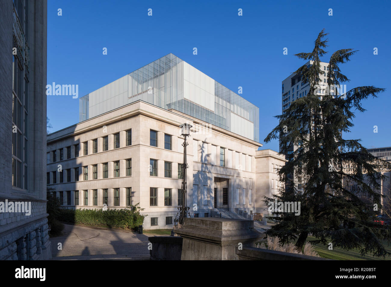 Vista obliqua con ingresso principale in presenza di luce solare. Casa della storia europea, Bruxelles, Bruxelles, Belgio. Architetto: Chaix & Morel et Associés, 2017. Foto Stock