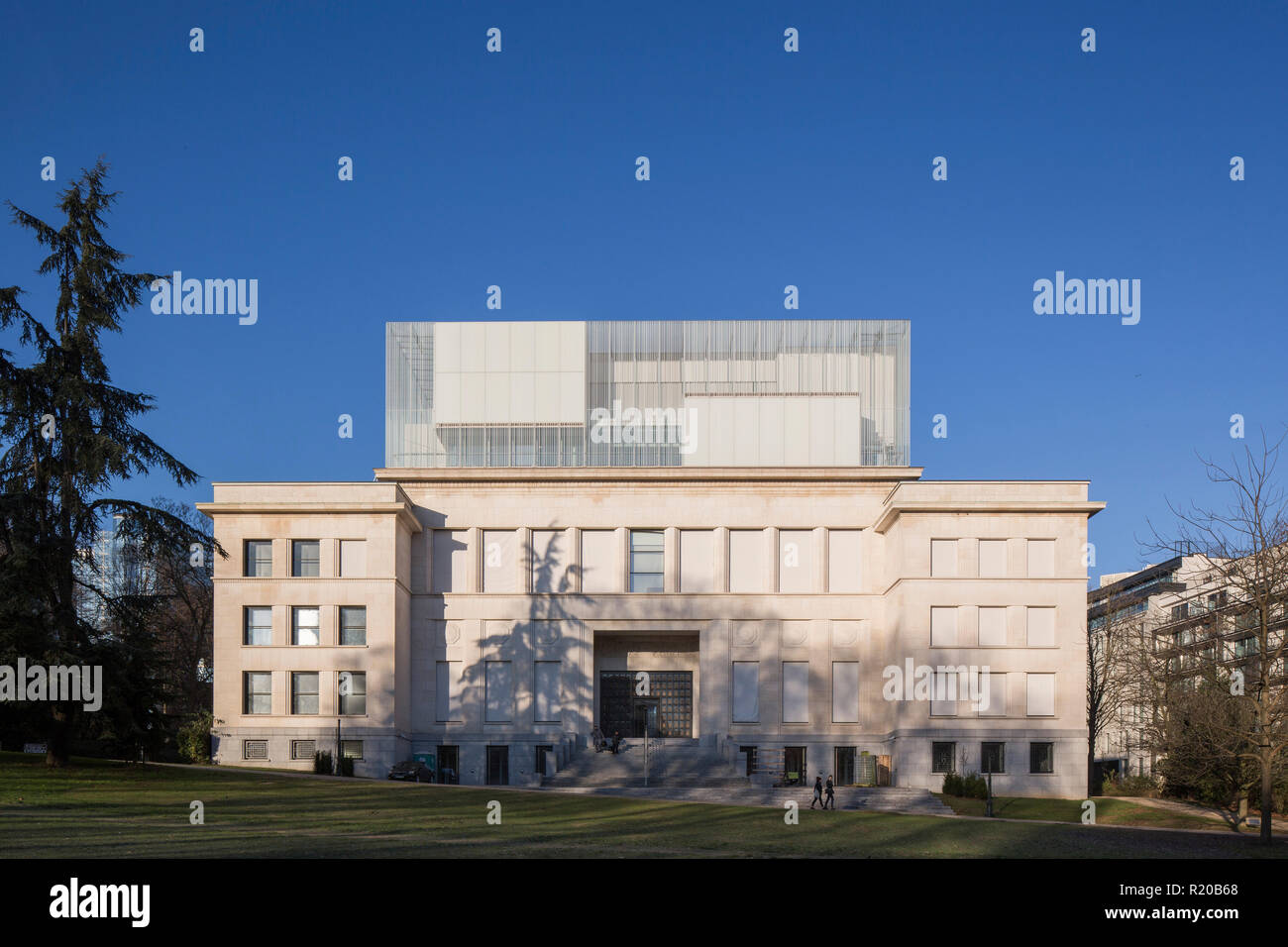 Elevazione frontale attraverso park. Casa della storia europea, Bruxelles, Bruxelles, Belgio. Architetto: Chaix & Morel et Associés, 2017. Foto Stock