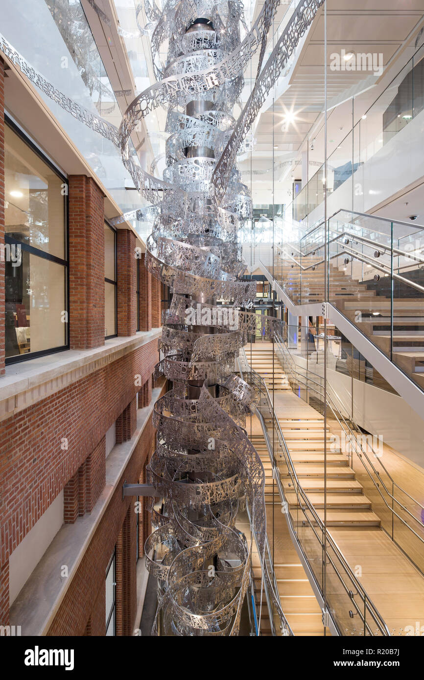 Scala a sbalzo e sospese la scultura. Casa della storia europea, Bruxelles, Bruxelles, Belgio. Architetto: Chaix & Morel et Associés, 2017. Foto Stock