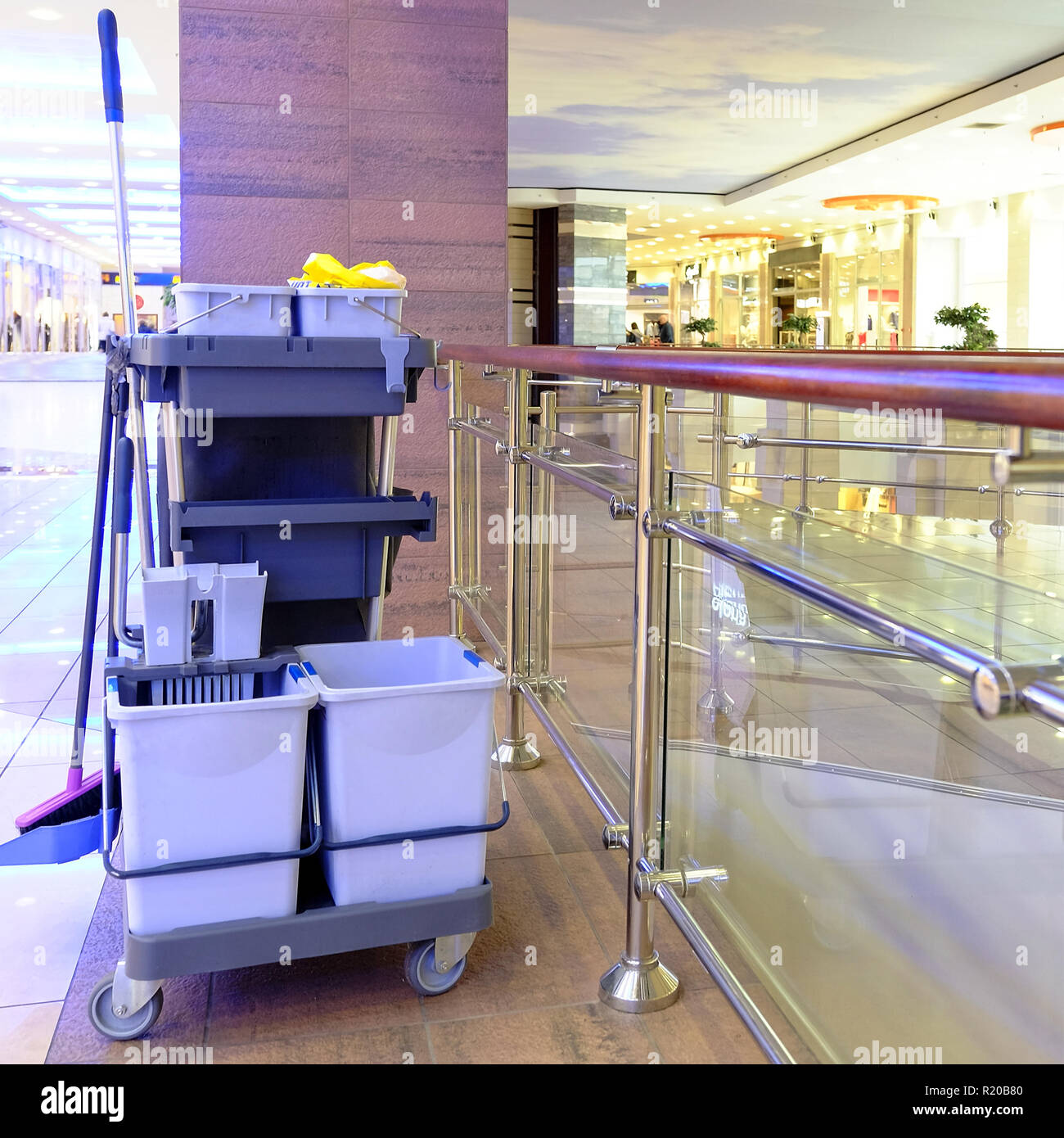 Impostare per la pulizia dei locali e delle sale del centro commerciale. Foto Stock