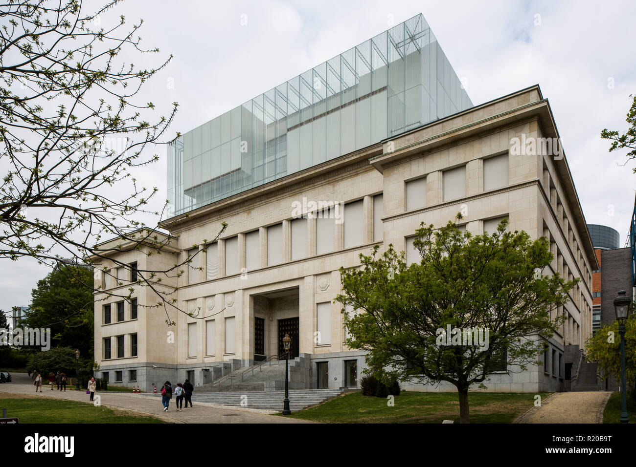 Vista obliqua di ingresso principale. Casa della storia europea, Bruxelles, Bruxelles, Belgio. Architetto: Chaix & Morel et Associés, 2017. Foto Stock