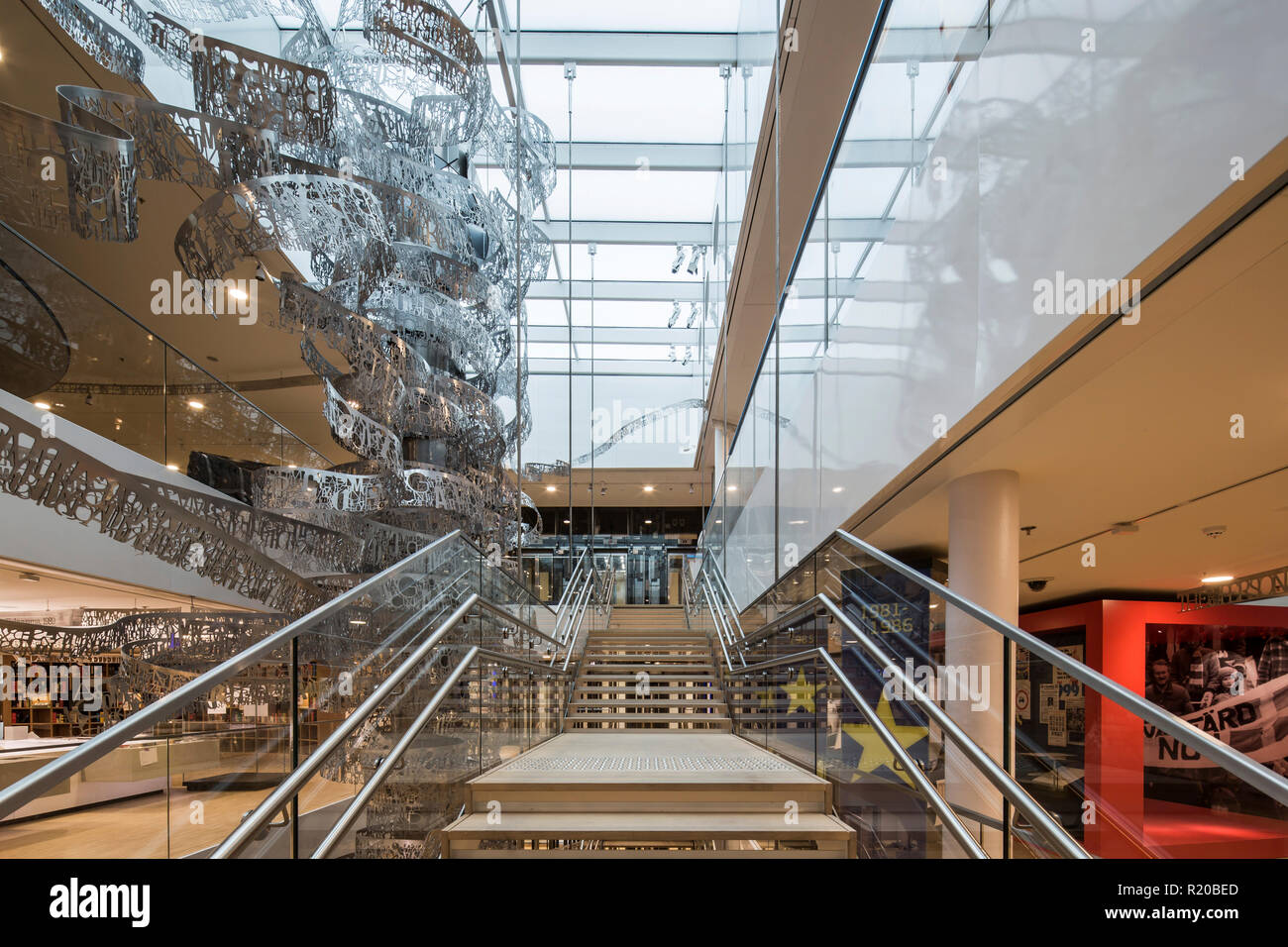 Area espositiva con scala a sbalzo e la scultura. Casa della storia europea, Bruxelles, Bruxelles, Belgio. Architetto: Chaix & Morel et Associés Foto Stock