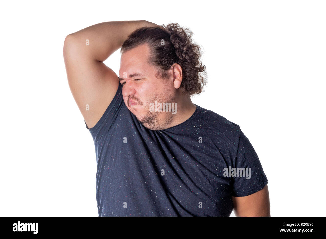 Uomo grasso trattiene o pizzichi il suo naso chiuso a causa di un puzzolente odore di Foto Stock