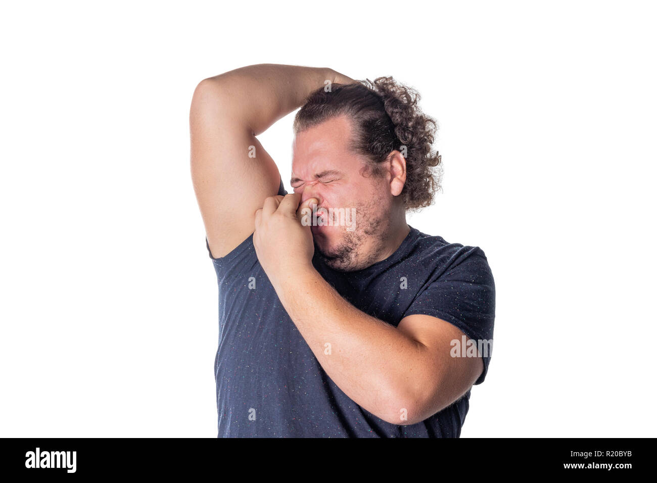 Uomo grasso trattiene o pizzichi il suo naso chiuso a causa di un puzzolente odore di Foto Stock