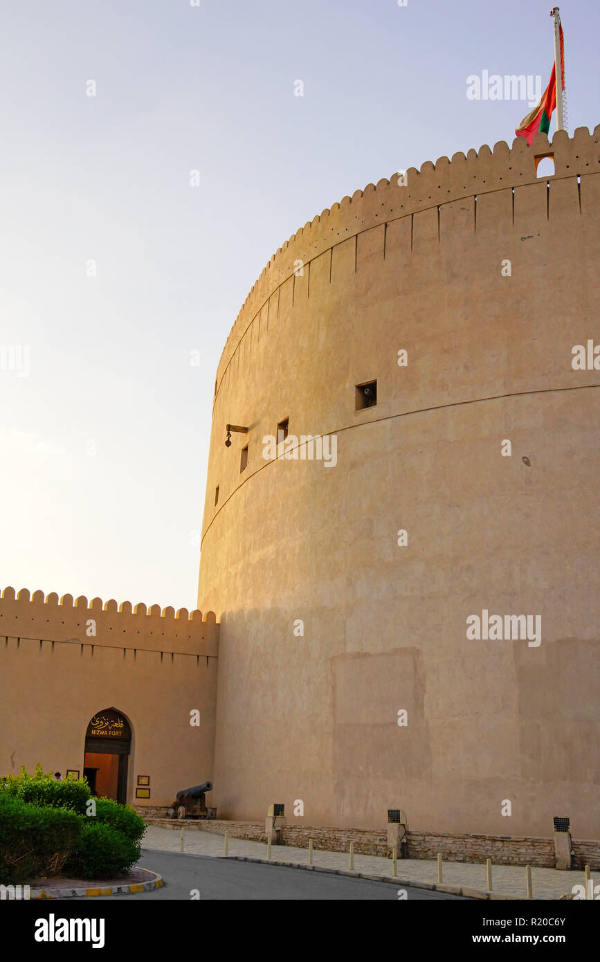 Street View di Nizwa celebre fortificazione, Oman. Foto Stock