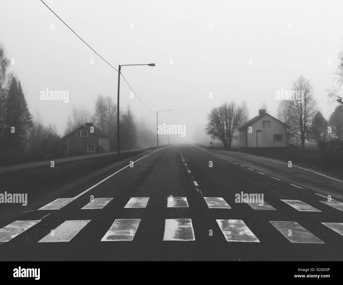 Misty strada vista da Sotkamo, Finlandia. Foto Stock