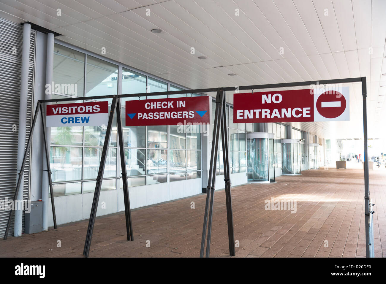 Ingresso al cruise terminal di Rotterdam con gli scudi nessun ingresso visitatori equipaggio ed effettuare il check-in i passeggeri Foto Stock