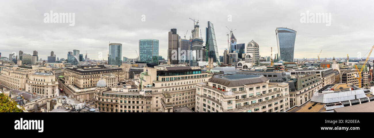 Vista panoramica sulla Banca di Inghilterra e la zona di conservazione landmarks, City of London financial district con iconico elevato aumento di grattacieli Foto Stock
