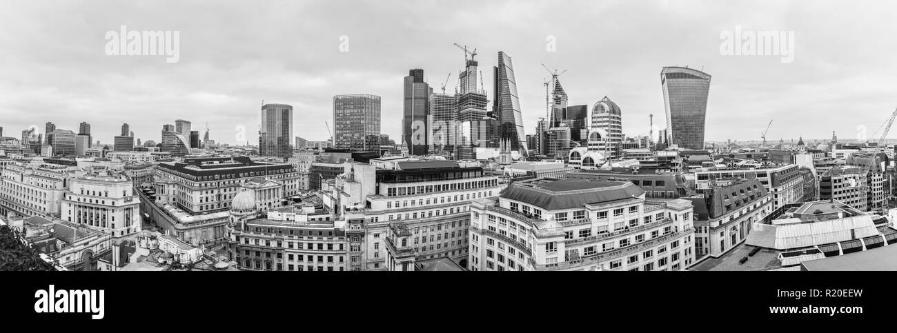 Vista panoramica sulla Banca di Inghilterra e la zona di conservazione landmarks, City of London financial district con iconico elevato aumento di grattacieli, mono Foto Stock