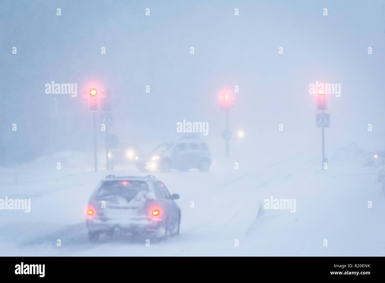 Il traffico nella tempesta di neve. Sotkamo, Finlandia. Foto Stock