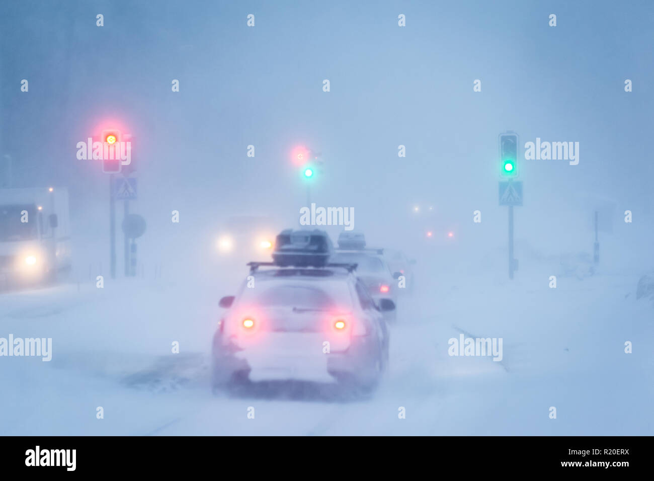 Il traffico nella tempesta di neve. Sotkamo, Finlandia. Foto Stock