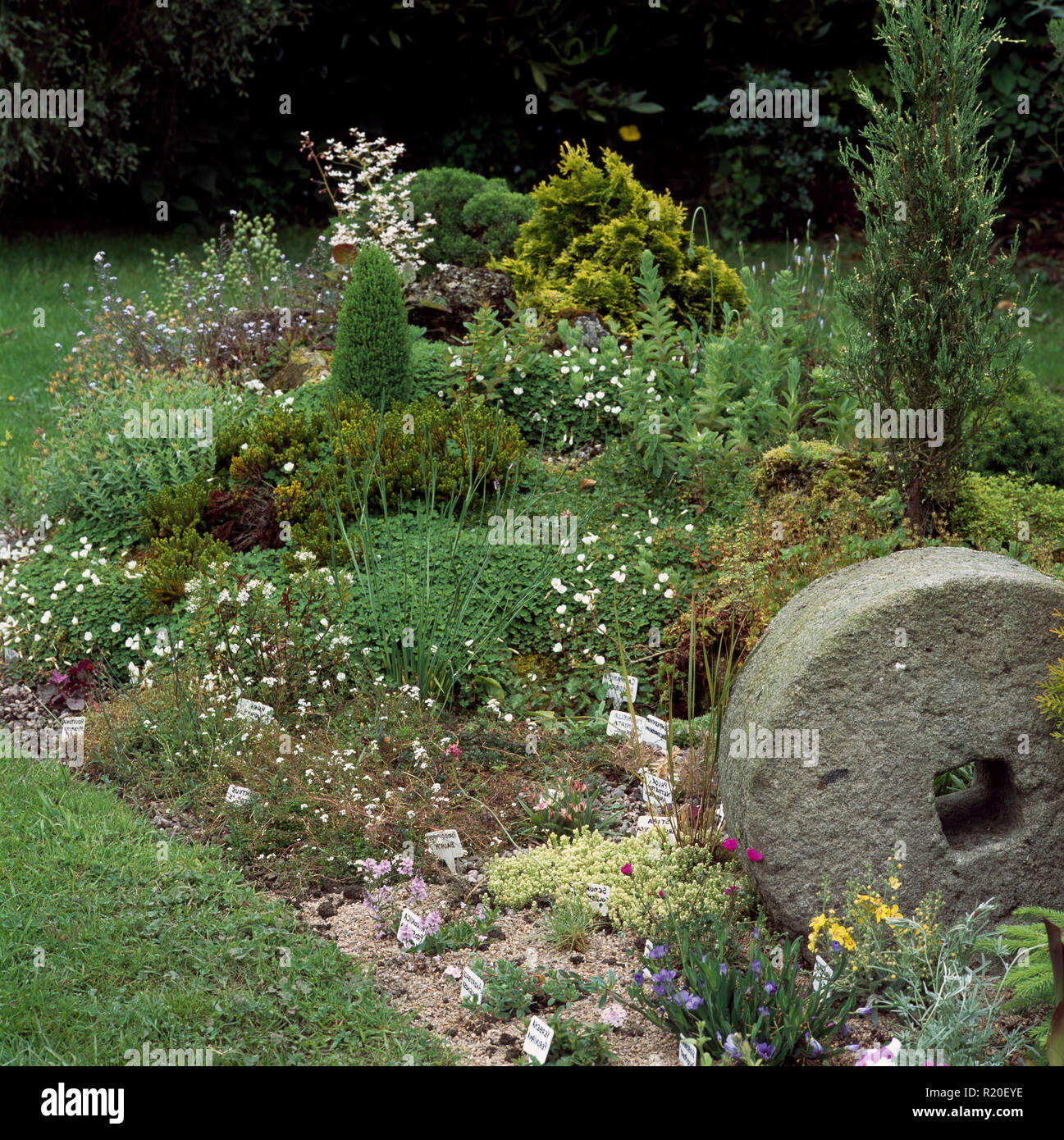 Vecchio mulino in pietra di confine del giardino Foto Stock