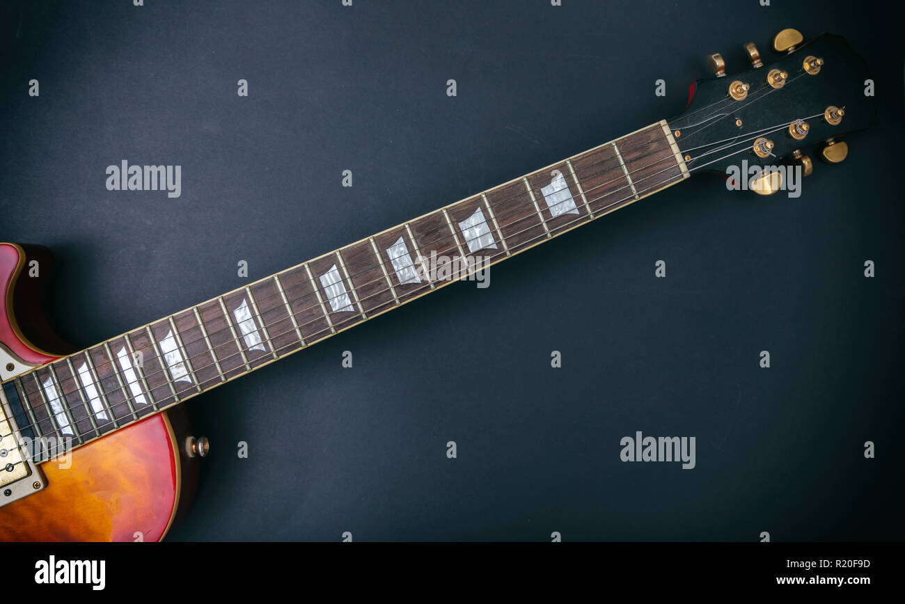Chitarra elettrica. Vista dall'alto di una chitarra collo fretboard corpo e paletta contro lo sfondo nero, copia dello spazio. Foto Stock