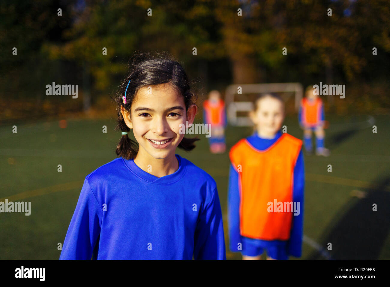 Ritratto ragazza fiducioso che giocano a calcio Foto Stock
