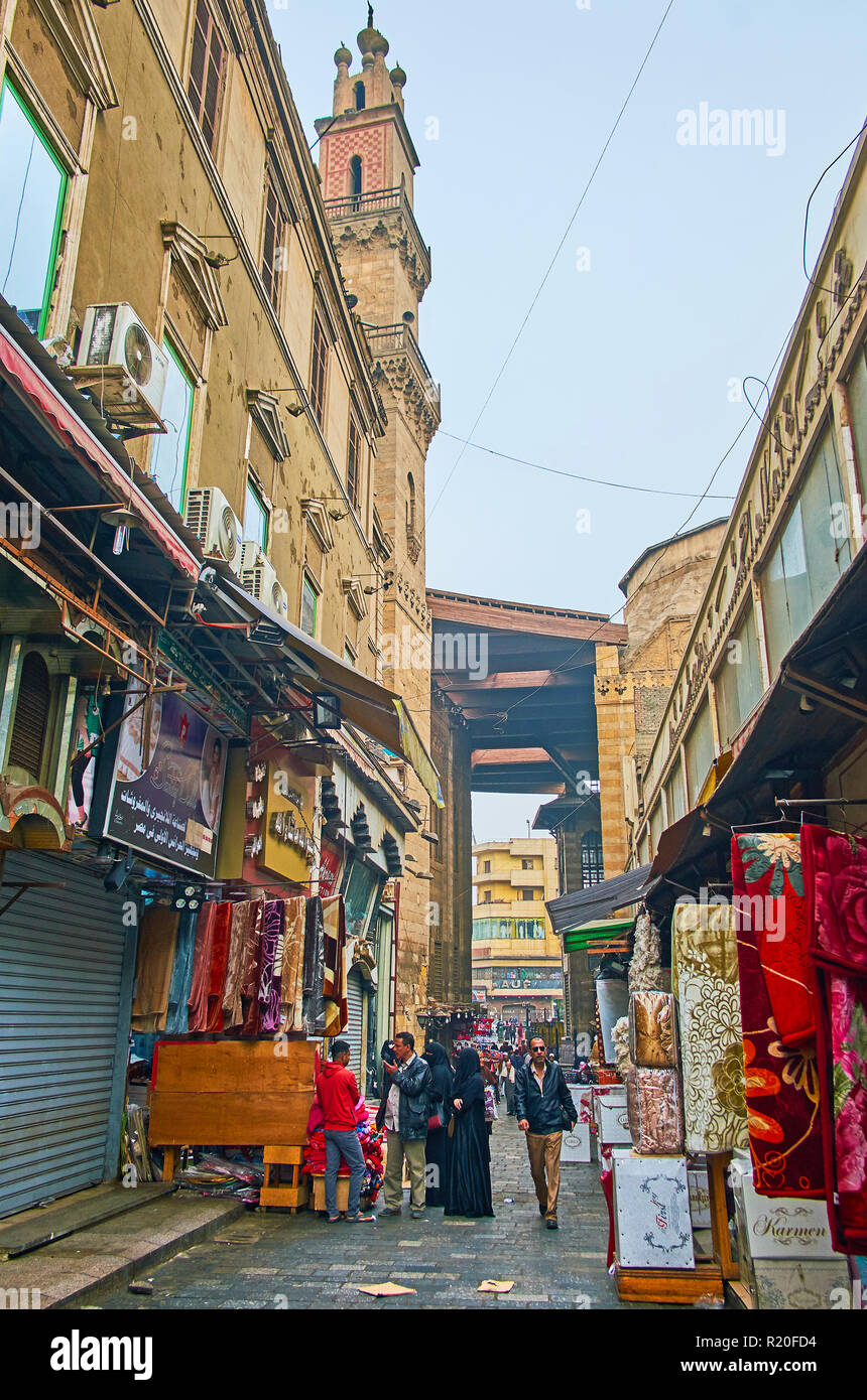 Il Cairo, Egitto - 21 dicembre 2017: Al-Muizz street di souk Khan El-Khalili con una vista sul tetto di legno di Al-Ghuri complessi su Dicembre 21 al Cairo. Foto Stock