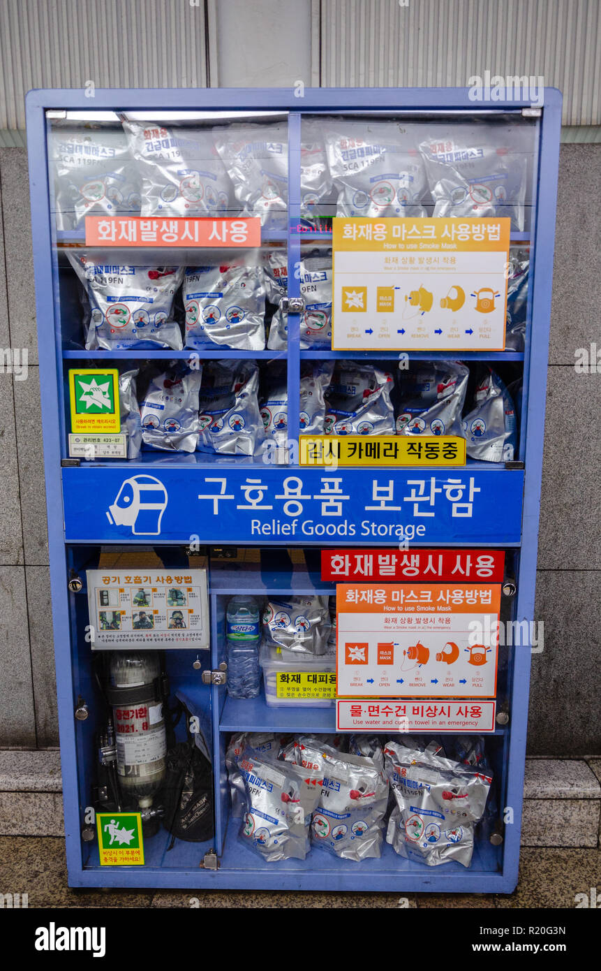 Un armadio pieno di maschere di fumo e forniture di emergenza nel caso di un gas o di un attacco chimico o un incendio. Foto Stock