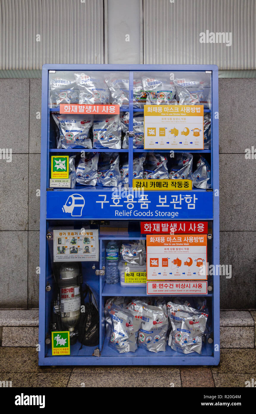 Un armadio pieno di maschere di fumo e forniture di emergenza nel caso di un gas o di un attacco chimico o un incendio. Foto Stock