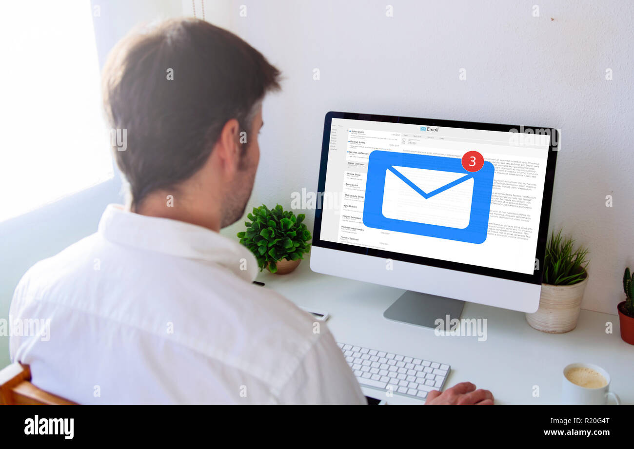 L'uomo gestione mail business digitale sul computer Foto Stock