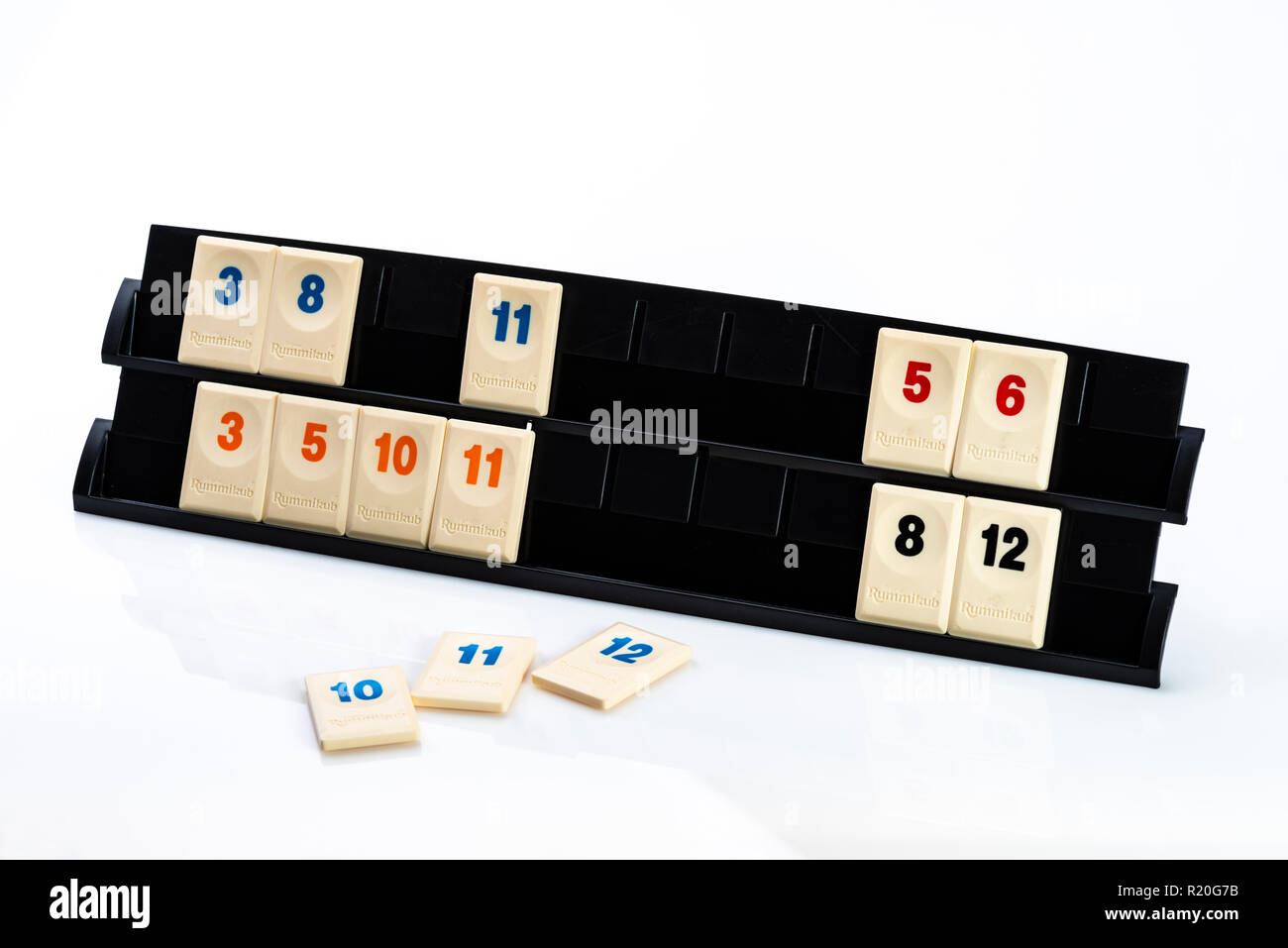 Rummikub piastrelle nel rack, il concetto di gioco. Famiglia educational gioco di bordo. Foto Stock