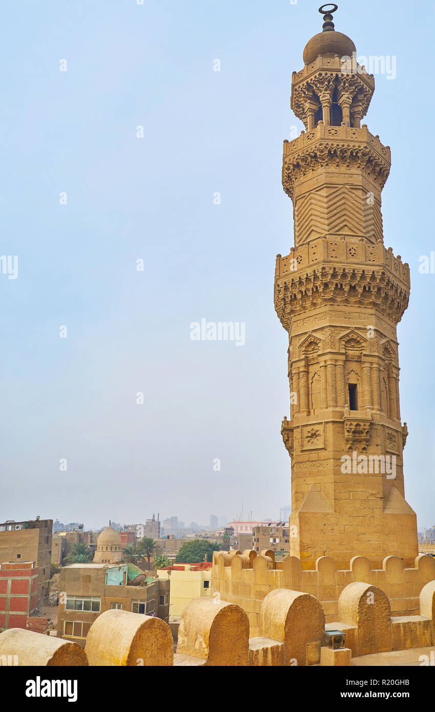 Bab Zuwayla vanta di gate scenic torri ornate con decorazioni scolpite, balconi, sottili pilastri e i dettagli di muqarnas al Cairo, Egitto. Foto Stock