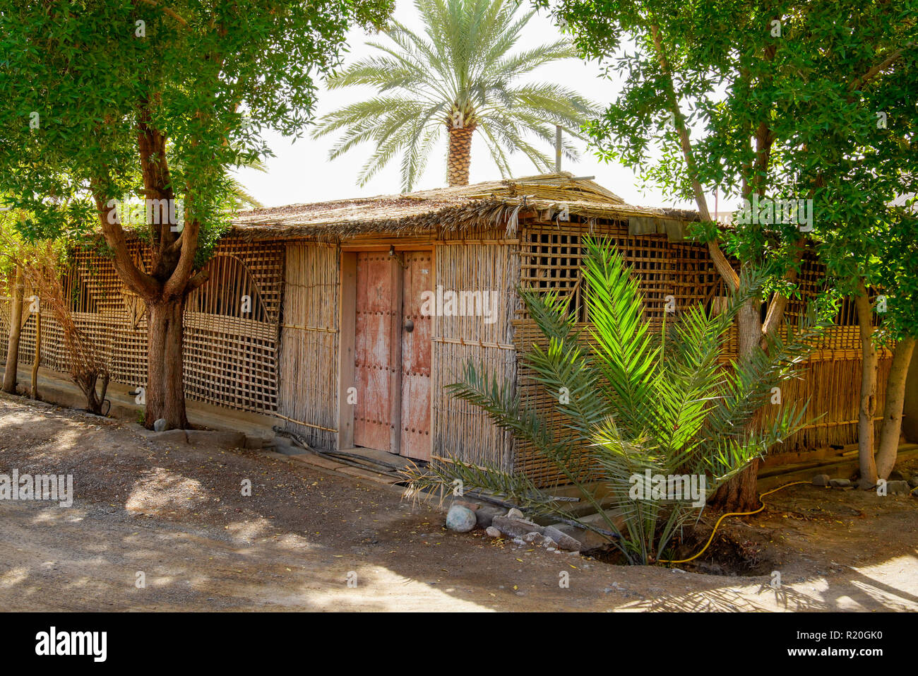 Tradizionali omani nel villaggio di Wadi Bani nei pressi di Bahla. Oman. Facciata tradizionale arabo home costruire di Palm a rami di alberi. Oman. Foto Stock