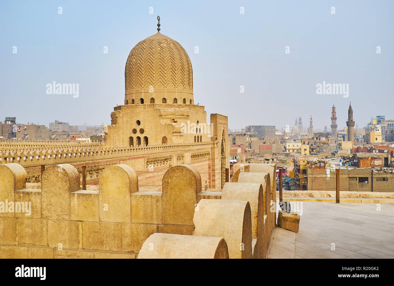 La vista dalla cima del Bab Zuwayla cancello sulla Scenic cupola di Sultan Al-Mu'ayyad moschea, decorata con scolpito andamento a zig-zag, il Cairo, Egitto. Foto Stock