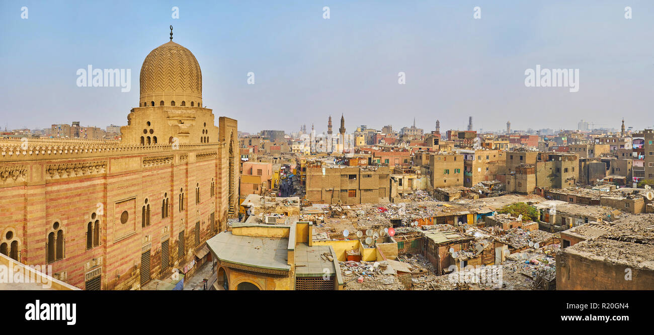 La vista dalla Bab Zuwayla gate in baraccopoli del Cairo islamico, Al Muizz street e la facciata del sultano Al-Mu'ayyad moschea, Egitto. Foto Stock