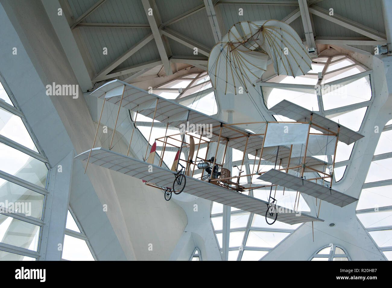 Un vintage macchina volante presso il Museo della Scienza presso le arti delle scienze, Valencia, Spagna. Foto Stock