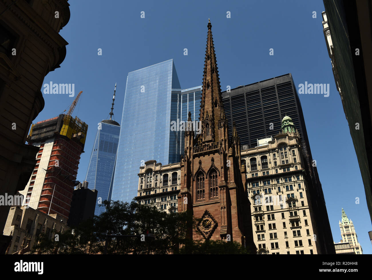 New York cityscape con Trinity Church di Manhattan inferiore Foto Stock