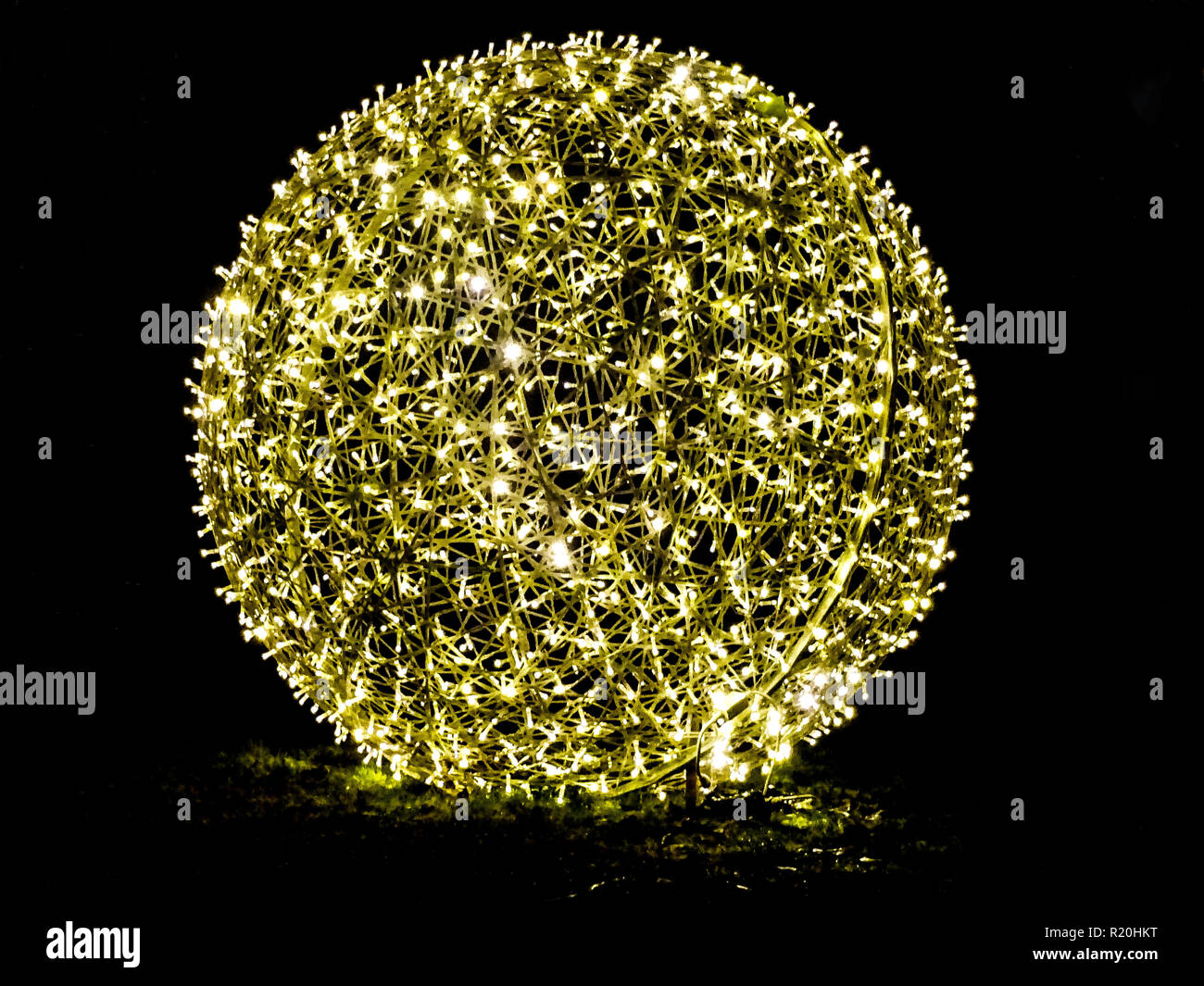 Illuminato bianco Vaso palla luci di natale decorazione all'aperto Foto Stock