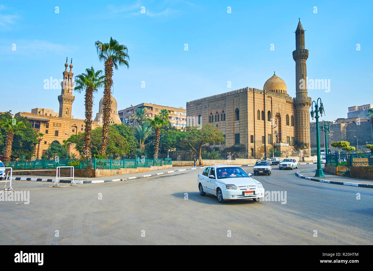 Il Cairo, Egitto - 21 dicembre 2017: Salah El-Deen square è il posto migliore dove osservare imponenti moschee medievali Al-Mahmoudia e Qanibay Al-Rammah (con d Foto Stock