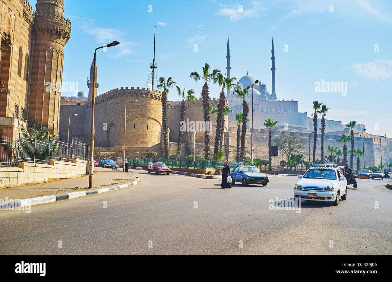 Il Cairo, Egitto - 21 dicembre 2017: il traffico su occupato Salah El-Deen quadrato con una vista sulla medievale cittadella di Saladino e Muhammad Ali moschea - iconico la Foto Stock