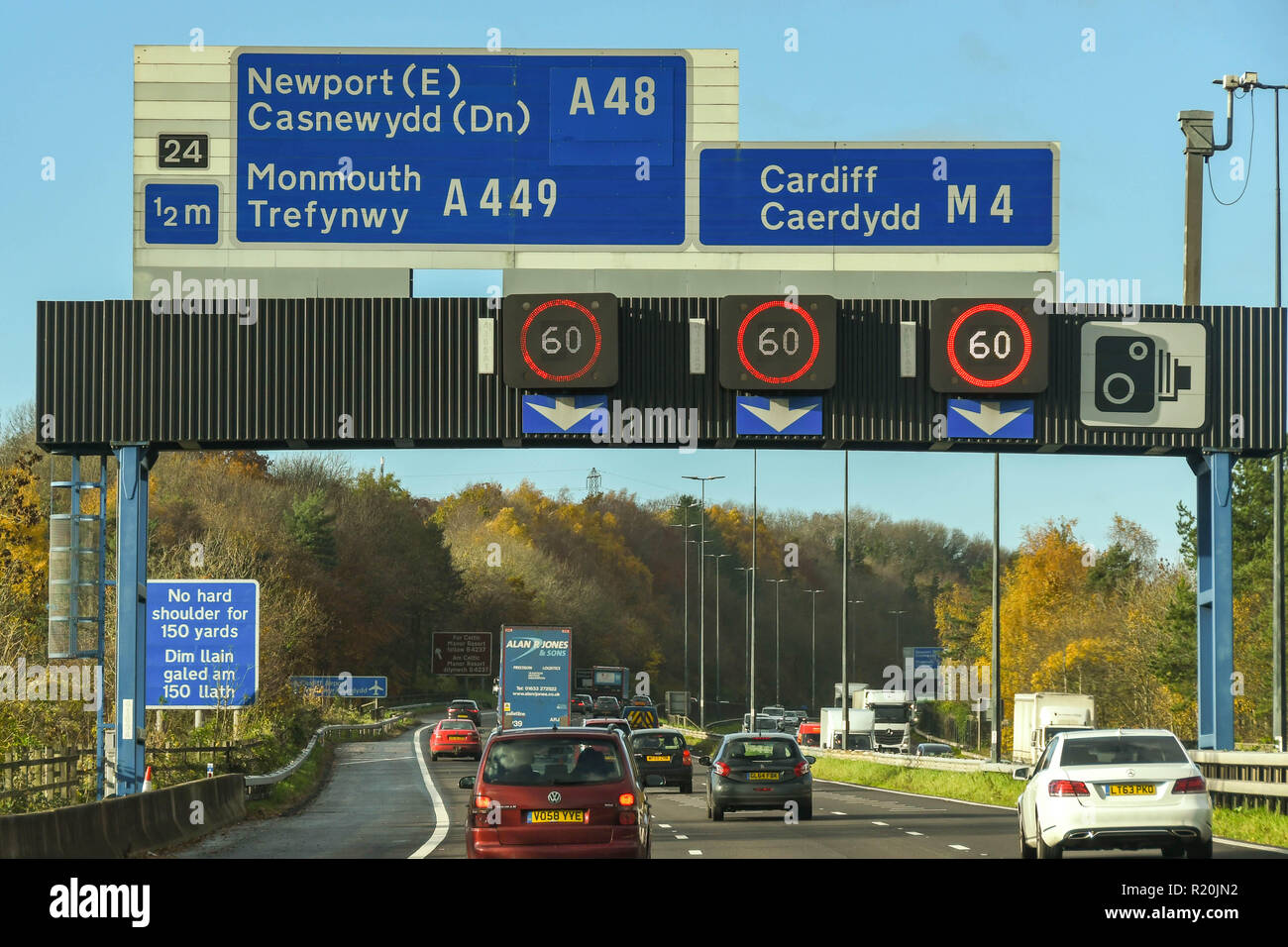 NEWPORT, GALLES - Novembre 2018: veicoli sull'autostrada M4 nei pressi di Newport. Foto Stock