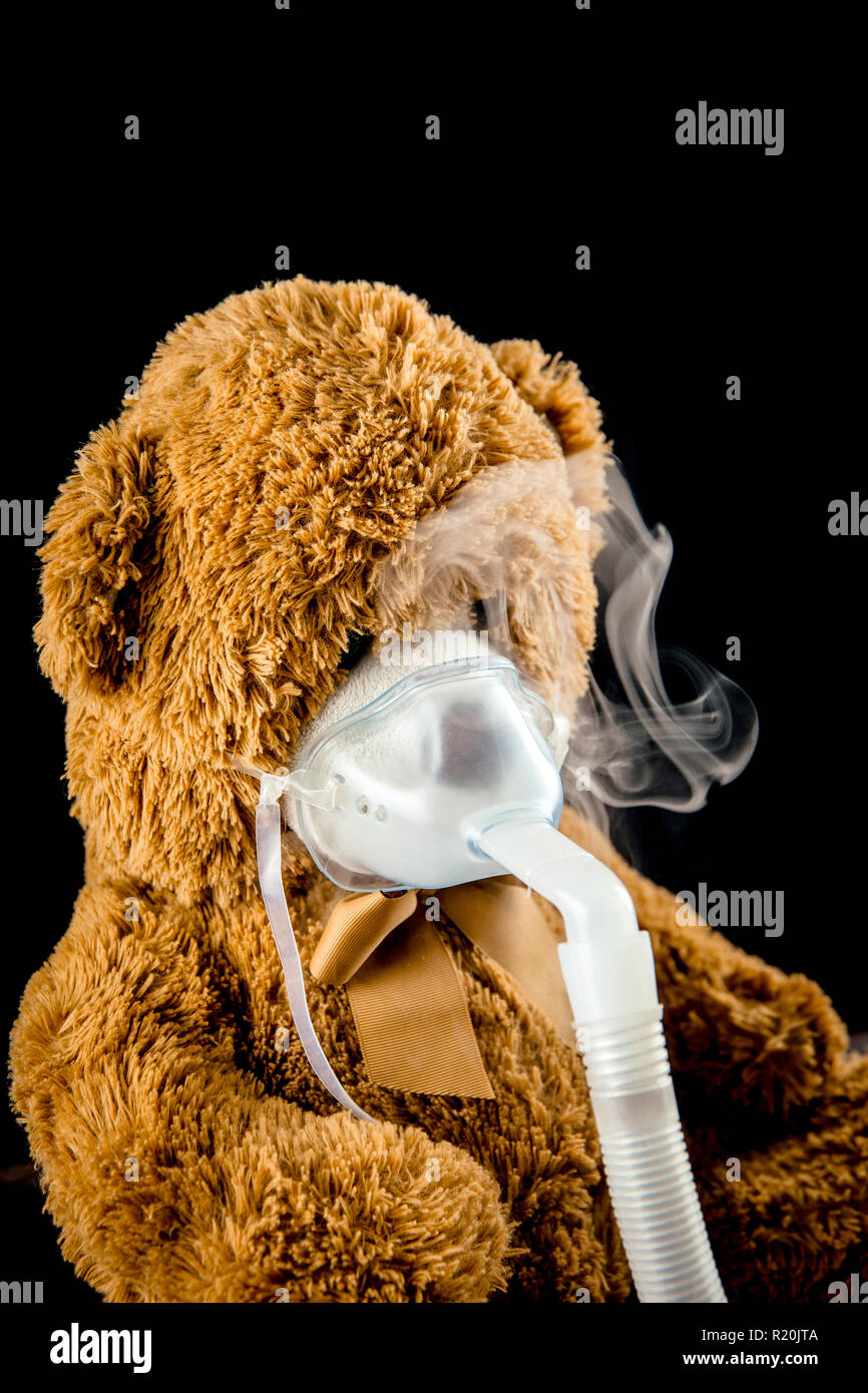 Nebbia di vapore dal nebulizzatore o nebulizzatore macchina elettrica dispositivo di erogazione di farmaco utilizzato per somministrare il farmaco in forma di nebbia inalata nei lu Foto Stock