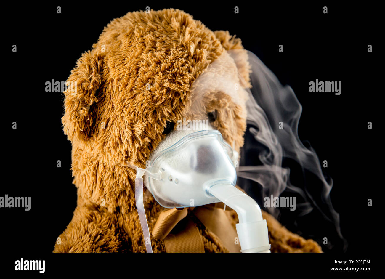Nebbia di vapore dal nebulizzatore o nebulizzatore macchina elettrica dispositivo di erogazione di farmaco utilizzato per somministrare il farmaco in forma di nebbia inalata nei lu Foto Stock