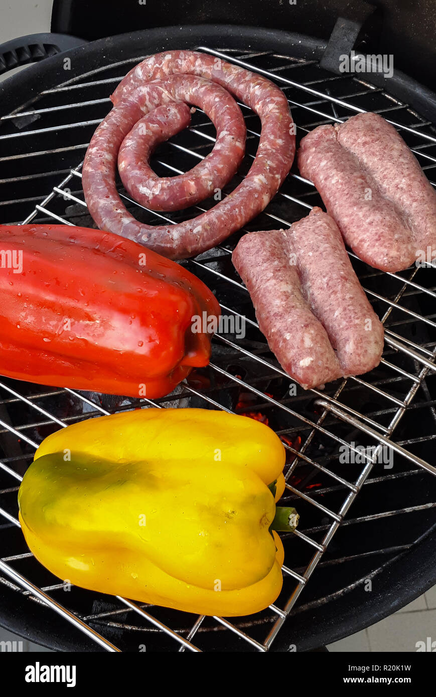 Peperoni e salsicce alla griglia. Foto Stock