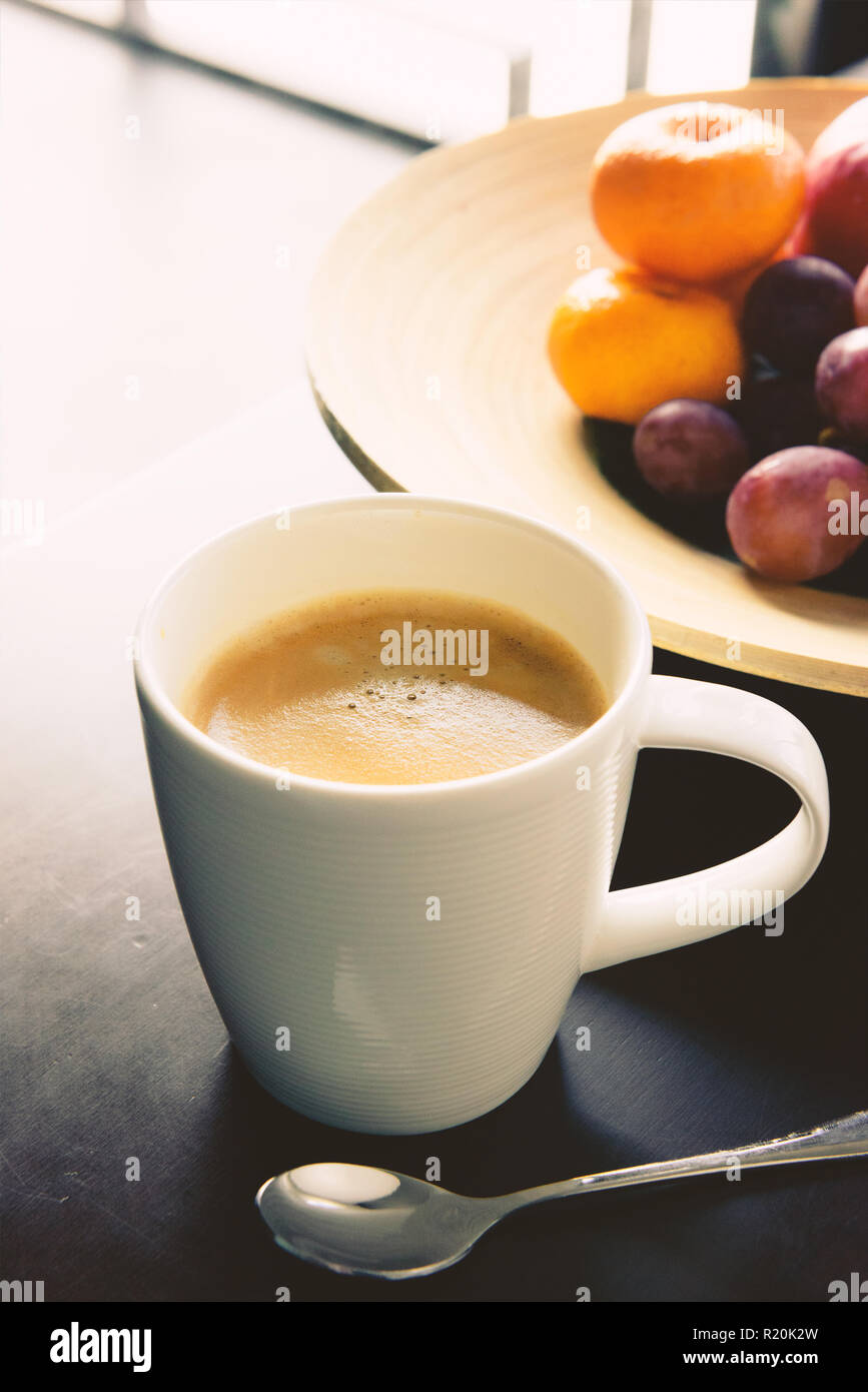 Gli amanti del caffe' concetto, un bianco tazza di caffè. Foto Stock