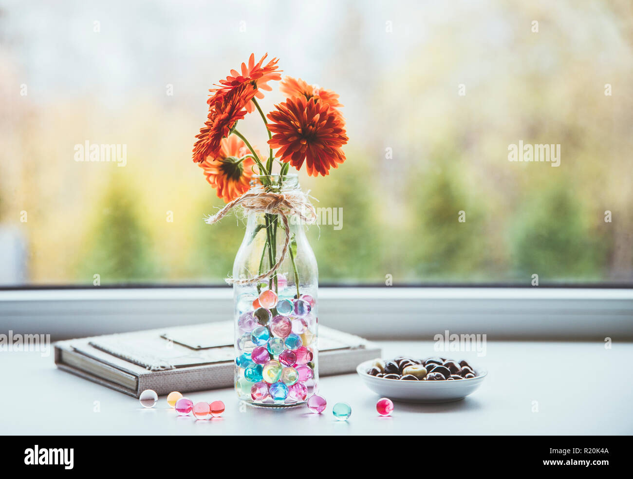 Acqua gel di cristallo o perline di acqua è un gel che contiene una grande quantità di acqua. Colore diverso pappa divertente palle di acqua nel vaso di fiori sulla finestra. Foto Stock