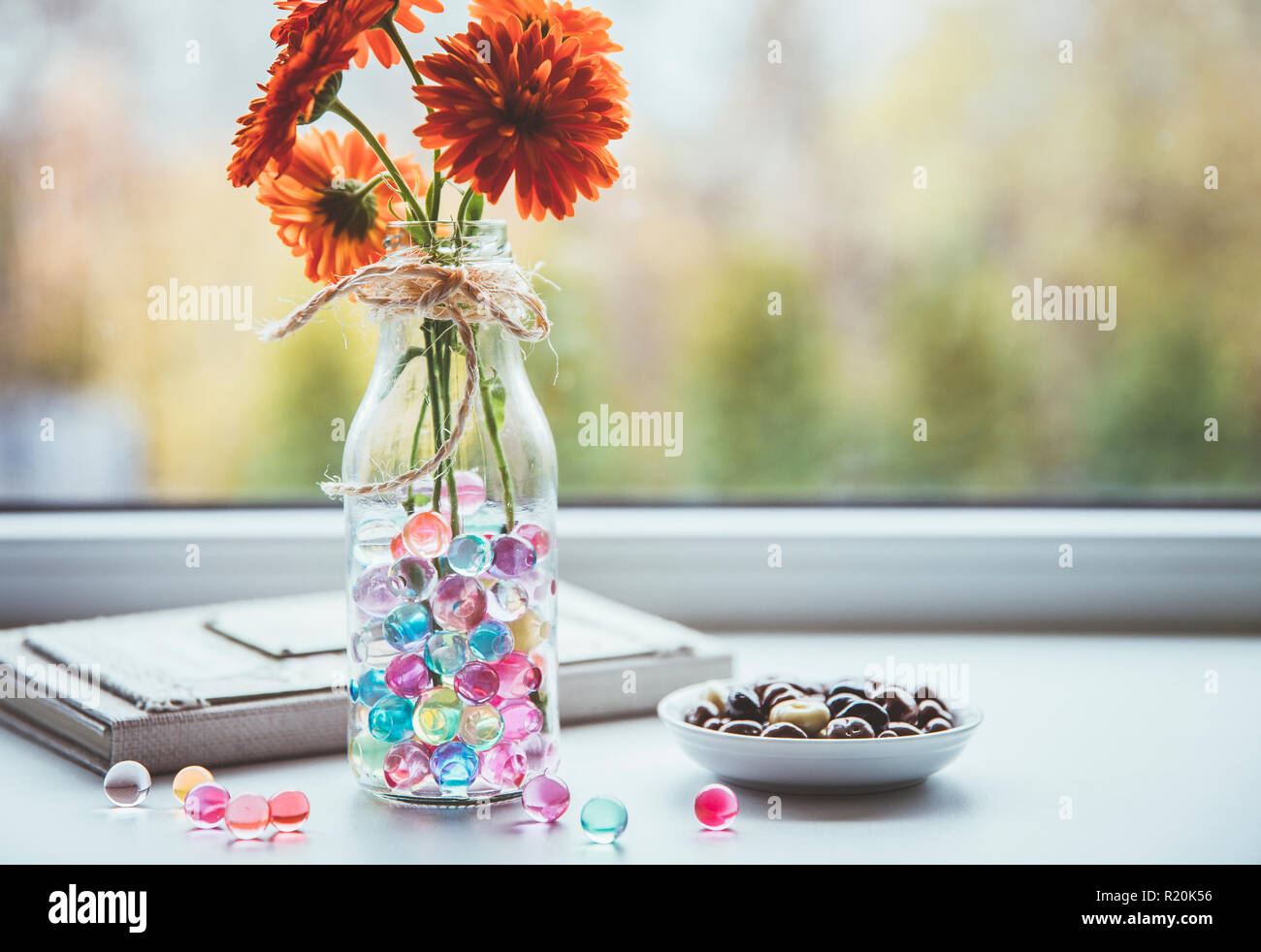 Acqua gel di cristallo o perline di acqua è un gel che contiene una grande quantità di acqua. Colore diverso pappa divertente palle di acqua nel vaso di fiori in cucina. Foto Stock