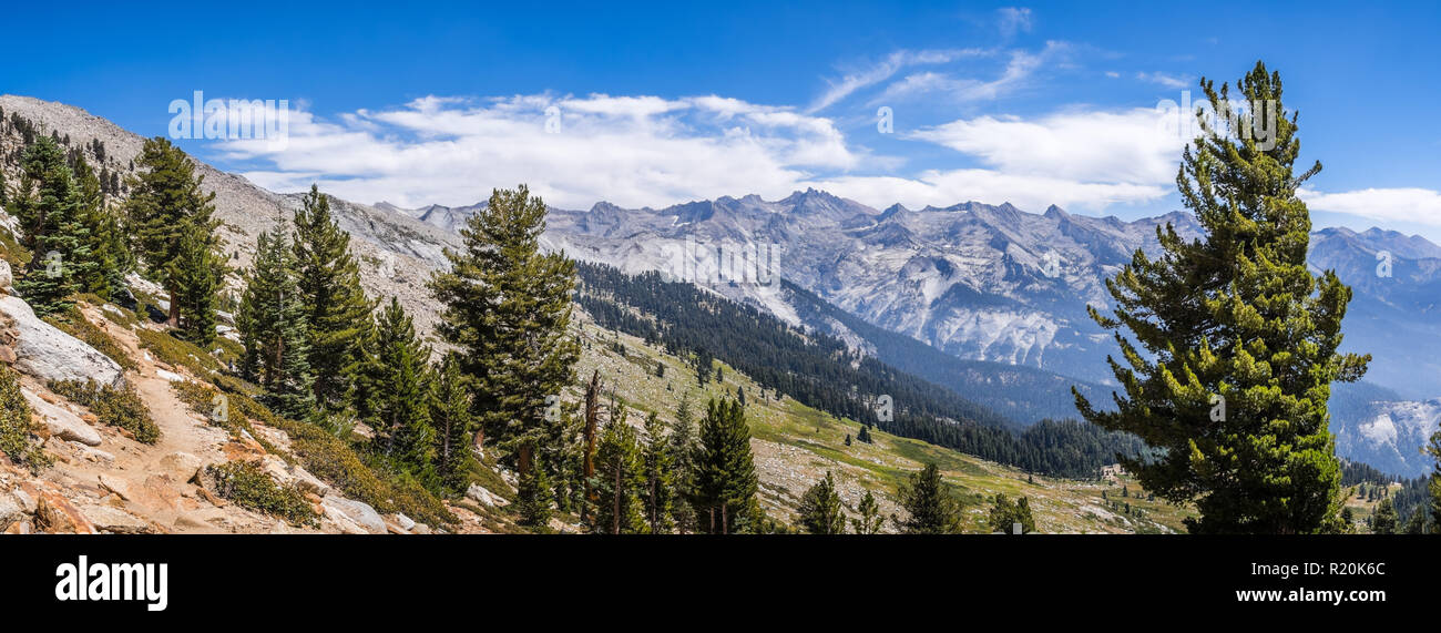 Paesaggio in Sierra Nevada come visto dal sentiero ad alta picco, Sequoia National Park, California Foto Stock