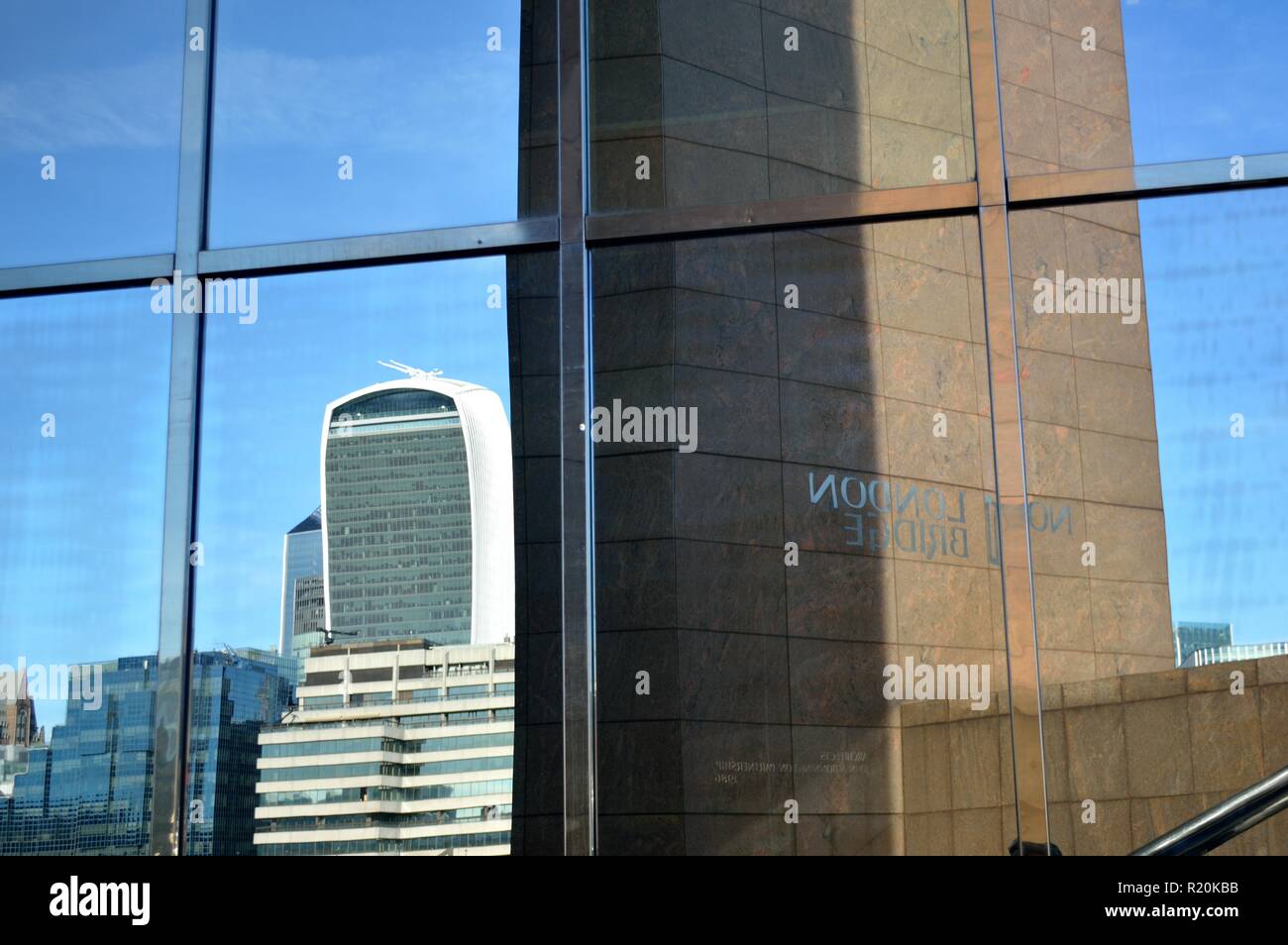 Walkie talkie riflesso nel vetro del n. 1 del Ponte di Londra, Regno Unito, 14 novembre 2018 Foto Stock