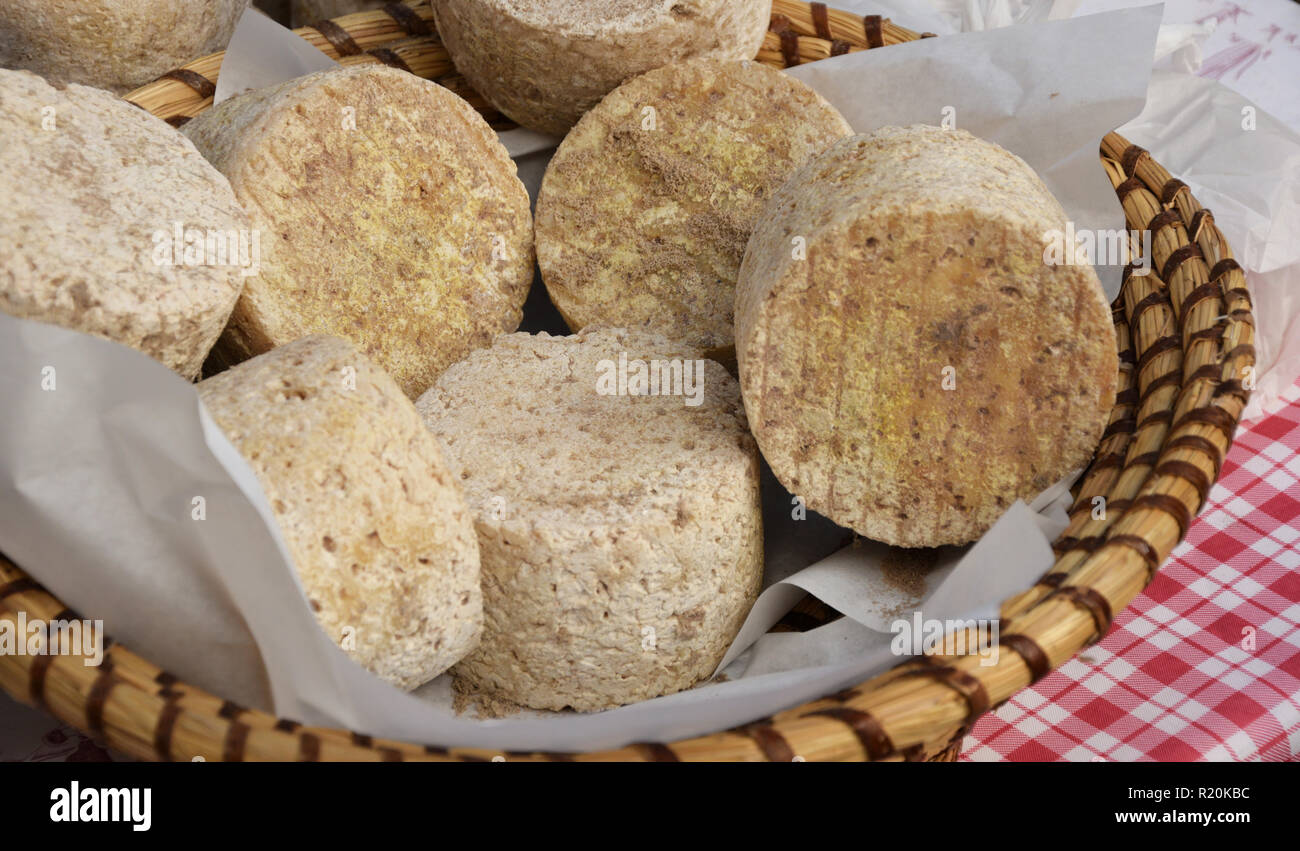 Un cestello di francese di formaggio artigianale in un mercato Foto Stock