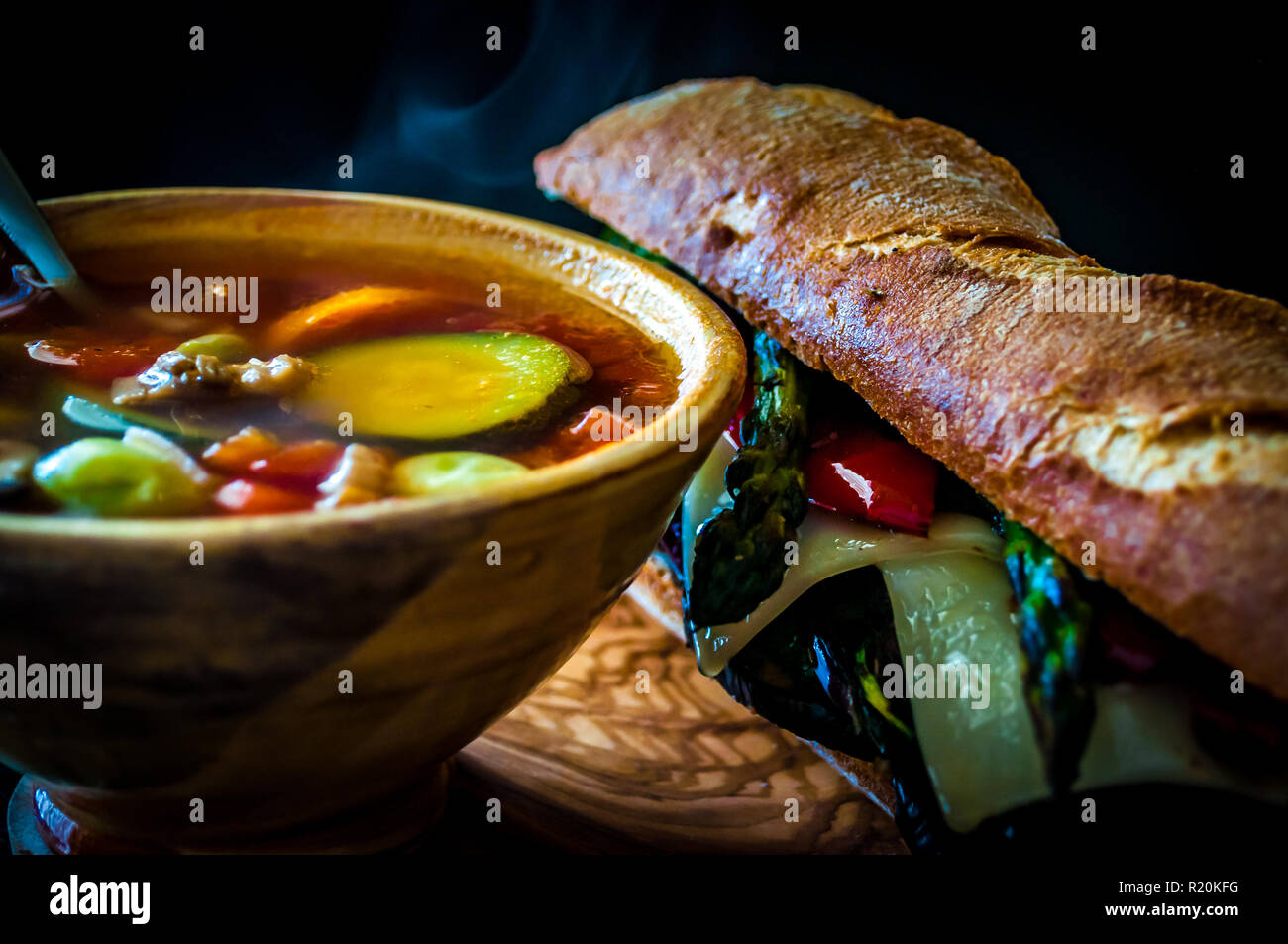 Zuppa di verdure e sandwich con verdure grigliate Foto Stock