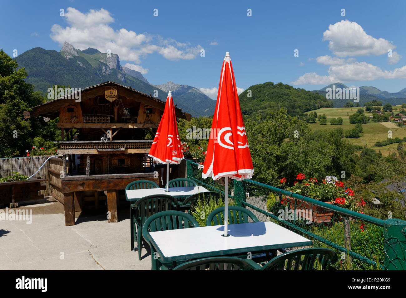 Grotte et la Cascade Mountain cafe terrazza sopra viste Faverges Francia Foto Stock